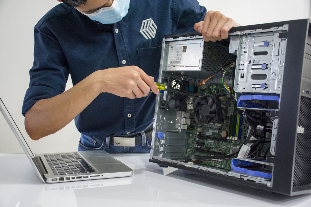 Minh hoạ kỹ thuật viên sửa chữa máy tính bàn