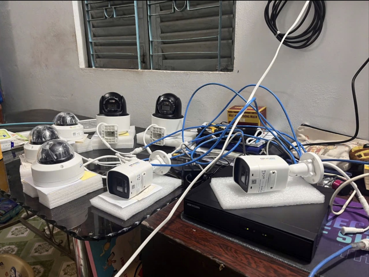 Camera an ninh và đầu ghi NVR đang được Nam Trung setup, kiểm tra trước khi lắp đặt